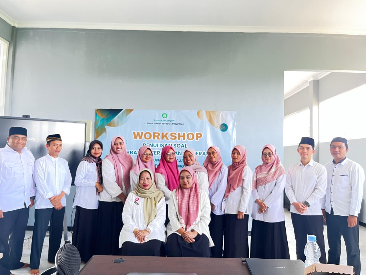 Workshop Penulisan Soal Berbasis Literasi dan Numerasi Tingkatkan Kompetensi Guru SMP Darul Itqon